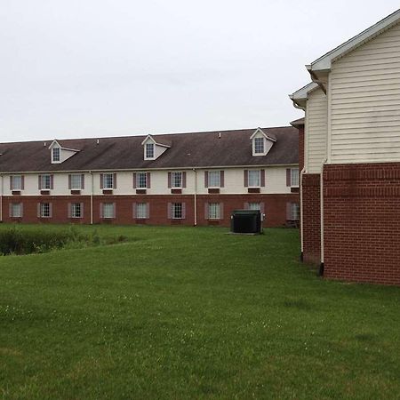 Country Hearth Inn & Suites Willard Экстерьер фото